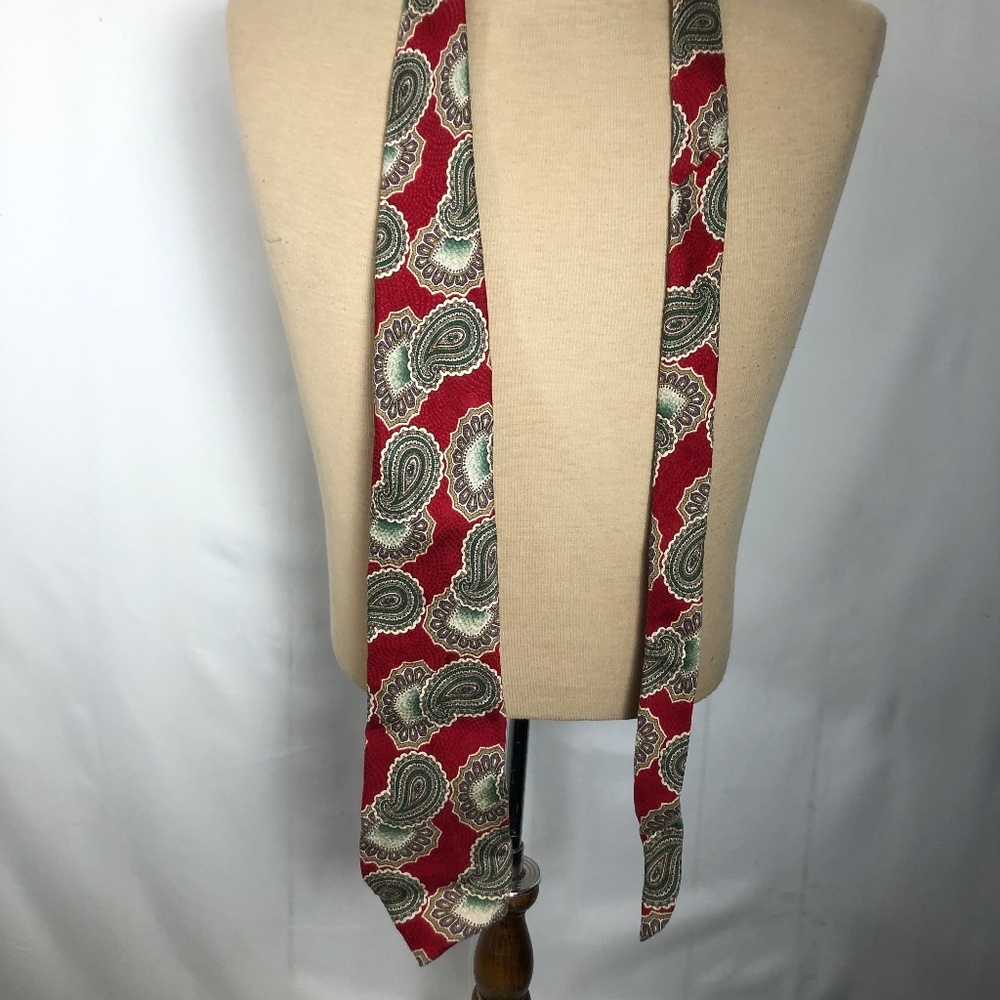 Men’s Vintage Red and Green Paisley Silk Tie.